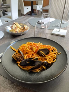 Linguine allo scoglio con cozze e olive nere