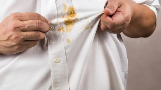 Fettflecken entfernen von Kleidung