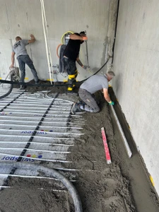 Exécution d'une chape ciment sur un plancher chauffant