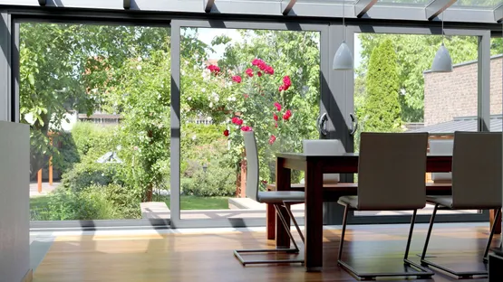 Sonnenschutz im Wintergarten durch Storen und Rolladen