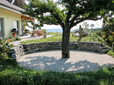 Naturgarten mit Mauer aus Quarzsandstein