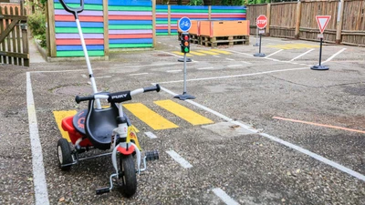 Spass im Strassenverkehr auf dem Vorplatz der Kita Ennetsee