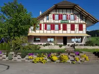 zum Bahnhof