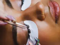 Lavish Nails and Lashes Maury