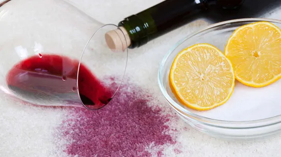 Rotweinflecken auf  dem Teppich