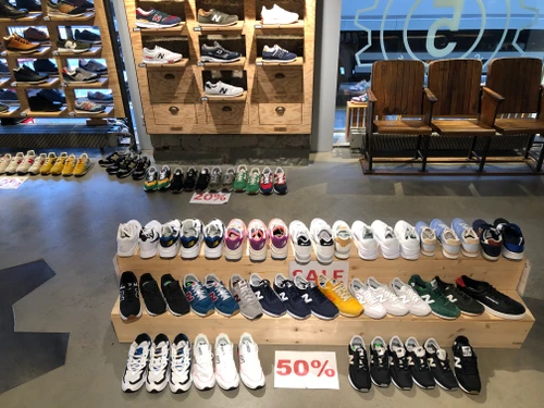 District 5 sneakerstore - Klicken, um das Panorama Bild vergrössert darzustellen