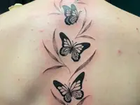 Raketenwacholder Tattoo und Piercing