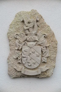 Familienwappen aus Liesberger Kalkstein