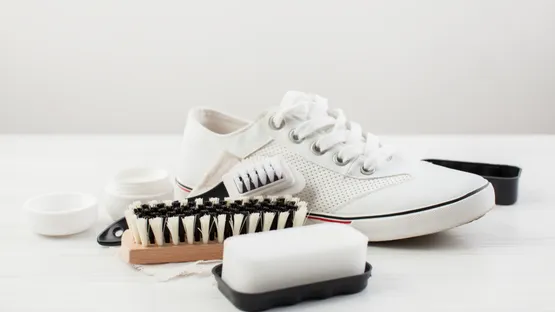 Weisse Schuhe putzen