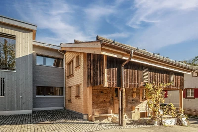 denkmalgeschütztes Haus mit Holz100 Anbau