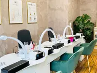 Lavish Nails and Lashes Maury