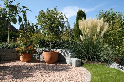 Eine Sitzmauer aus Natursteinen verleiht jedem Garten Charakter und Schönheit. Gräff AG - Ihr Gärtner, Gartenbau, Gartenpflege und Gartengestaltung