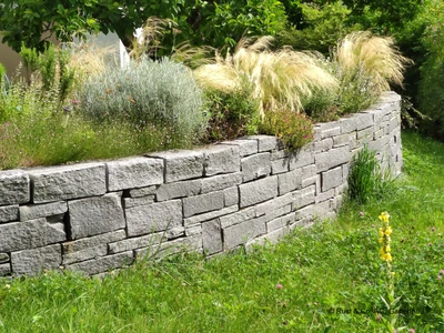 Natursteinmauer mit Bepflanzung