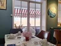 Café Three Ladies