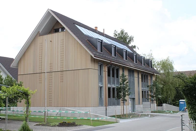 MFH in Kloten, Fassade und Dach in Elementbauweise