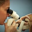 Augenklinik: Untersuchung mit dem Augenmikroskop
