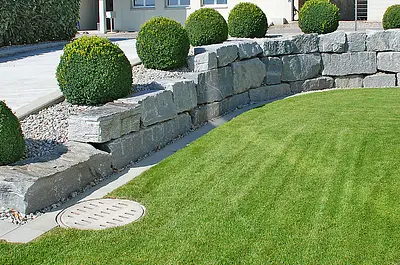 Steinmauer im Garten