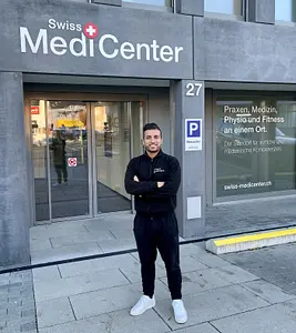 Dr. Fabio Di Rosa vor seinem neuen Standort im Swiss MediCenter in St. Margrethen