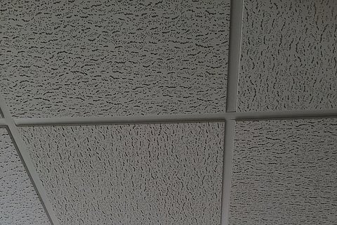 Plafonds suspendus en fibres minérales ou métalliques