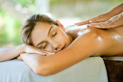 Massage relaxant, aux pierres chaudes, à la bougie, aux huile essentielles, anti-cellulites, abdominale, corps, visage, tête, mains, pieds, jambes, thérapeutique,