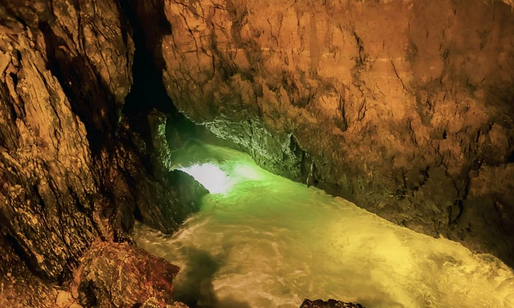 L'Orbe traversant les Grottes de Vallorbe