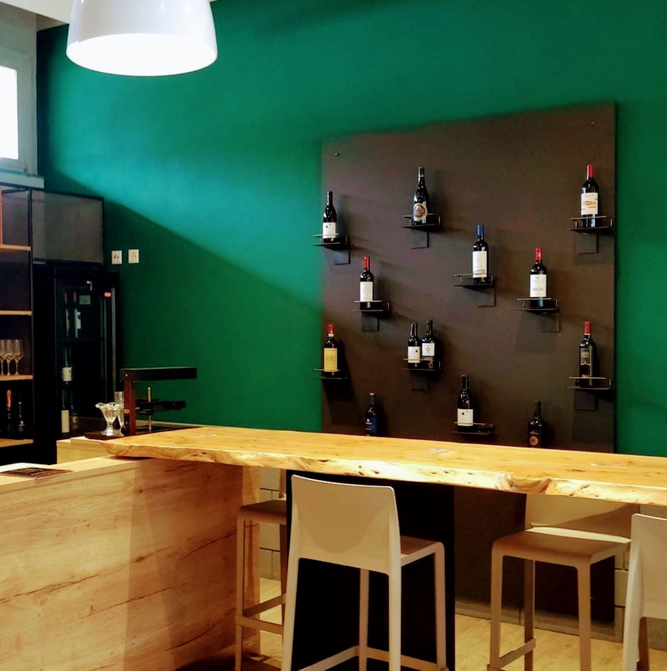 Le plaisir d'un apéro, une envie de découverte, dégustation d'un cru, laissez vous conseiller au petit ceux