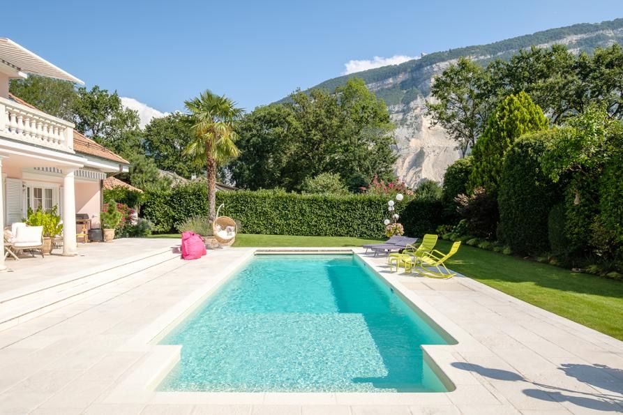 Piscine de 13,00 x 4,00 mètres, liner sable, volet immergé avec lames PVC coloris sable et caillebotis bois