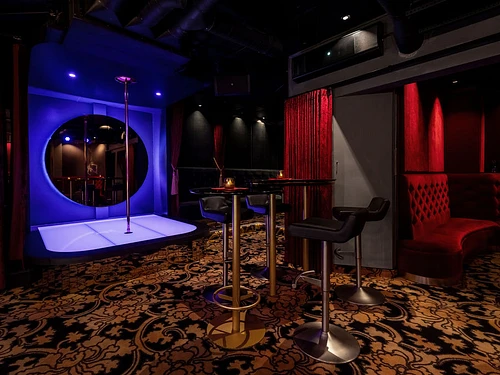 RED LIPS | Strip Club | Cabaret | Night Club - Klicken, um das Panorama Bild vergrössert darzustellen