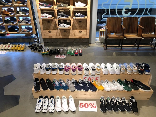 District 5 sneakerstore – click to enlarge the panorama picture