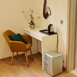 bureau avec bouilloire et mini réfrigérateur