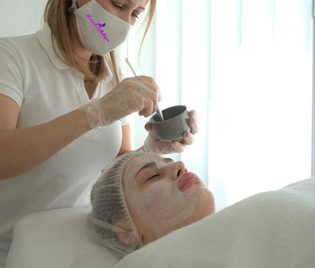 Eine regelmäßige Haut reinigung ist entscheidend, um eine gesunde, strahlende Haut zu erhalten und Hautproblemen vorzubeugen