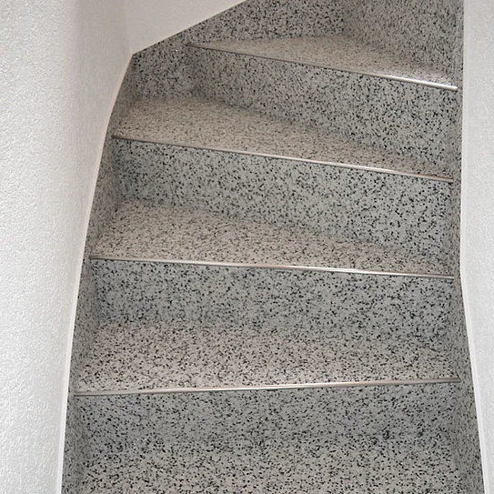 Treppe aus Steinteppich