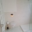 salle de bain avec douche spacieuse