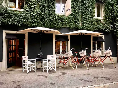 LABEL17 STUDIO Seefeld Zurich Switzerland designt und produziert Ledertaschen, Lederwaren und Einrichtungsobjekte. Im Sommer stehen den Kunden Fahrräder zur freien Verfügung.