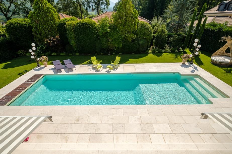 Piscine de 13,00 x 4,00 mètres, liner sable, volet immergé avec lames PVC coloris sable et caillebotis bois