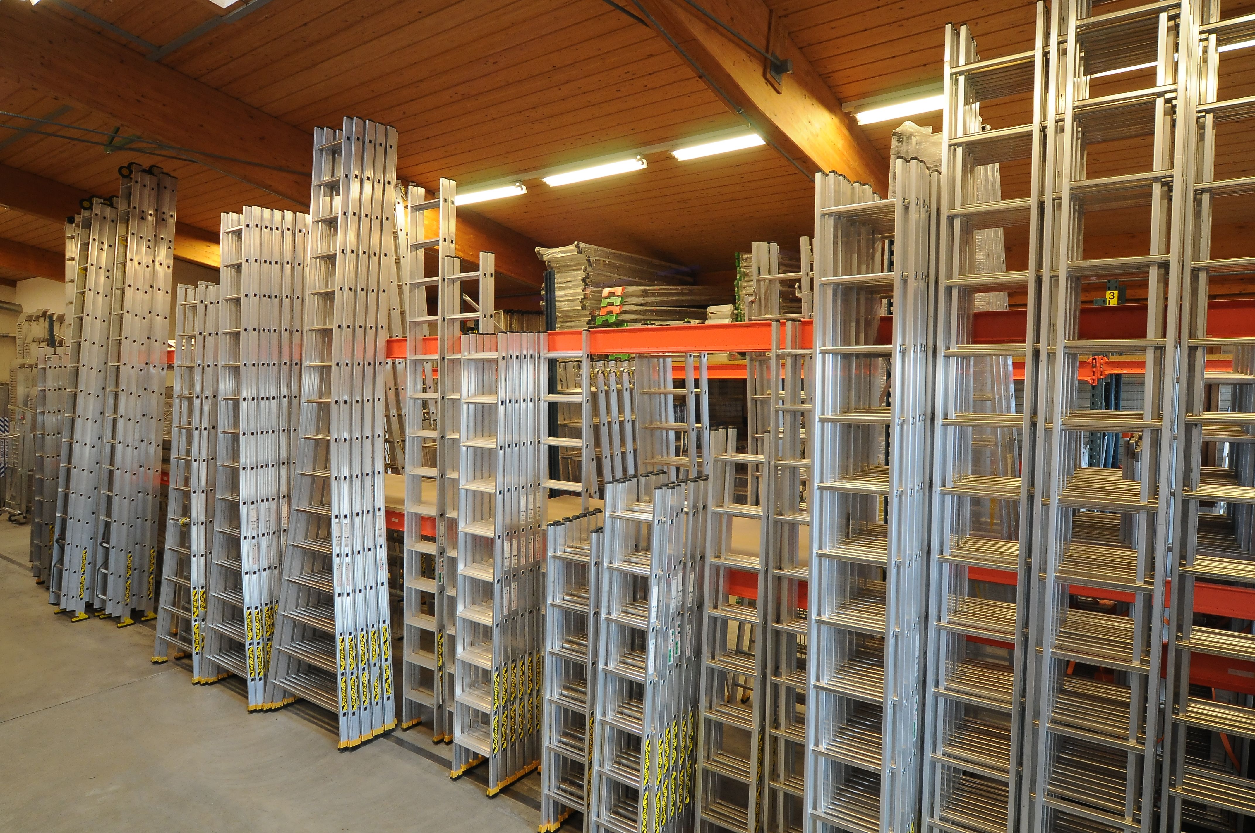 Plus de 800 échelles et escabeaux en stock