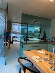Ganzglasanlage mit Farbglas und Türe