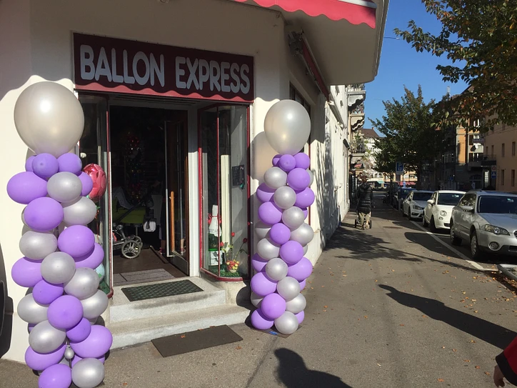 Bouquets mit Helium oder Luft. Grösse ca. 250cm. Anzahl Ballone variiert von 24 (Helium) bis 40 Ballone (Luft). Luft-Bouquets sind länger haltbar, Helium gefüllte nur 1 Tag. Preis ab CHF 85.00.