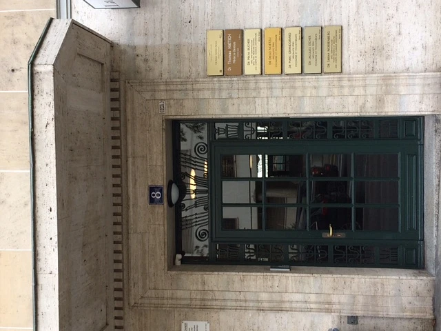 Porte d'entrée de l'immeuble à Rumine 8