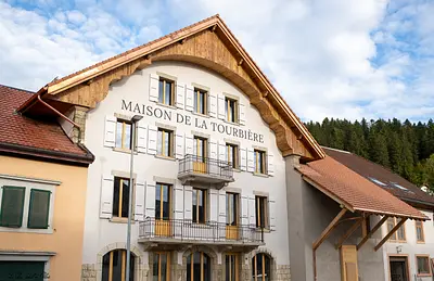La Maison de la Tourbière héberge l'hôtel-restaurant du Cerf.