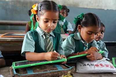 Indische Patenkinder im Unterricht.