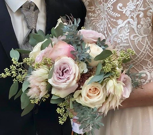 Romantischer Brautstrauss mit Rosen und Eukalyptus