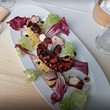 Tintenfisch mit Salat und Hummus