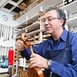 Ein Geigenbauatelier ist mehr als eine einfache Werkstatt. Auf unseren Werkbänken und Wir schätzen die Geige, die Bratsche und das Cello als Klang- und Kulturgut.