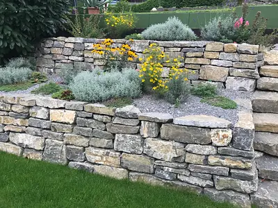 Natursteinmauer mit Bepflanzung