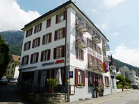 Das Gebäude mit Hotel, Restaurant und Bar-Logo