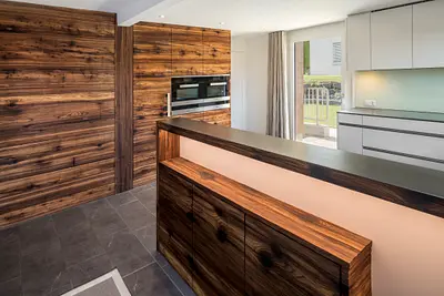 Küche in Altholz, kombiniert mit modernen und hellen Fronten
