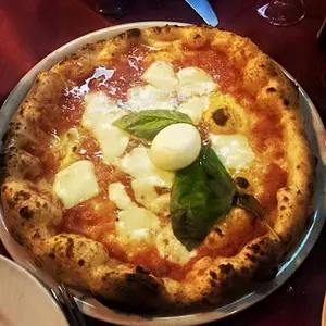 Pizza napoletana - La Tavernetta Agno