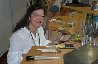 Monica Schnüriger am Werkbank