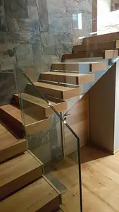 Treppe Holz und Glas